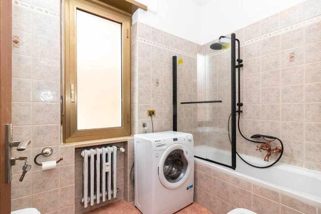 Appartamento A Pochi Passi Dalla Stazione Comodo A Coppie E Famiglie, Casa Ferrucci Колленьо Екстер'єр фото